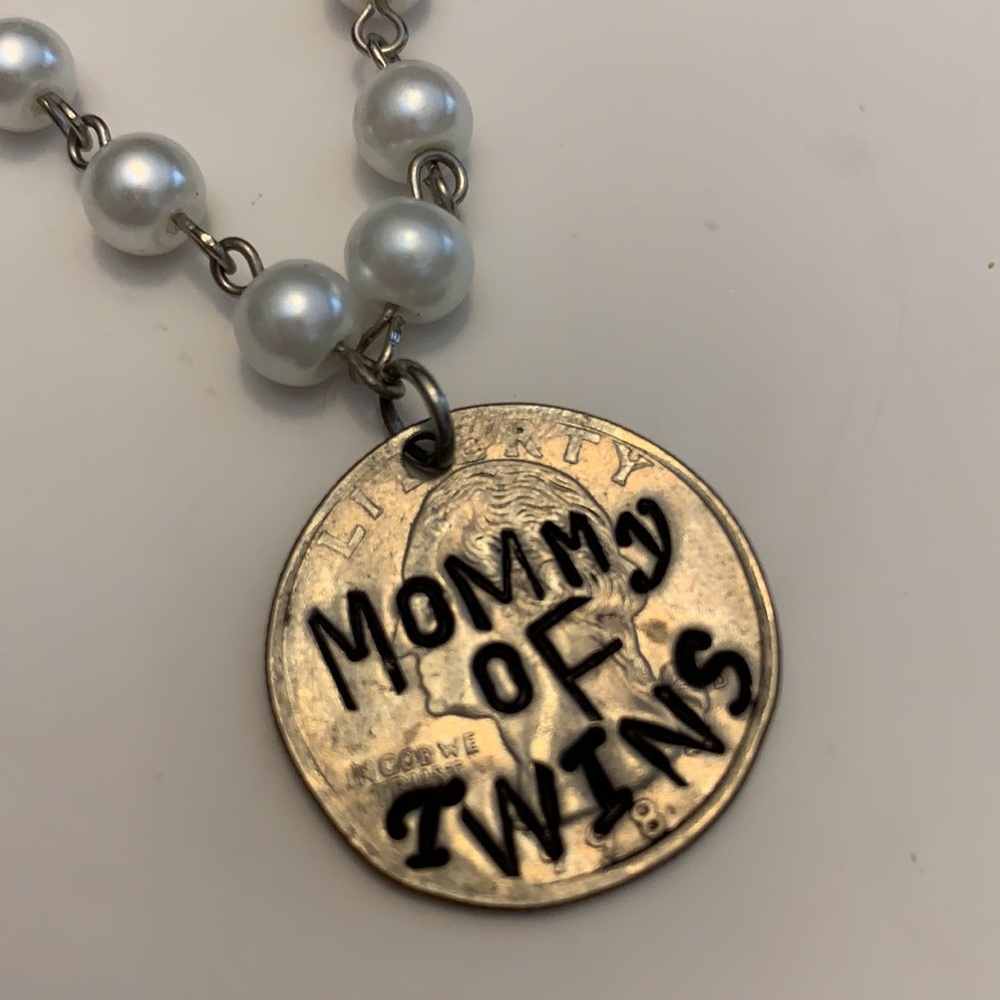 ♥️♥️ 🎁 🆕 MOMMY of Twins Necklace. NWOT. Never worn.